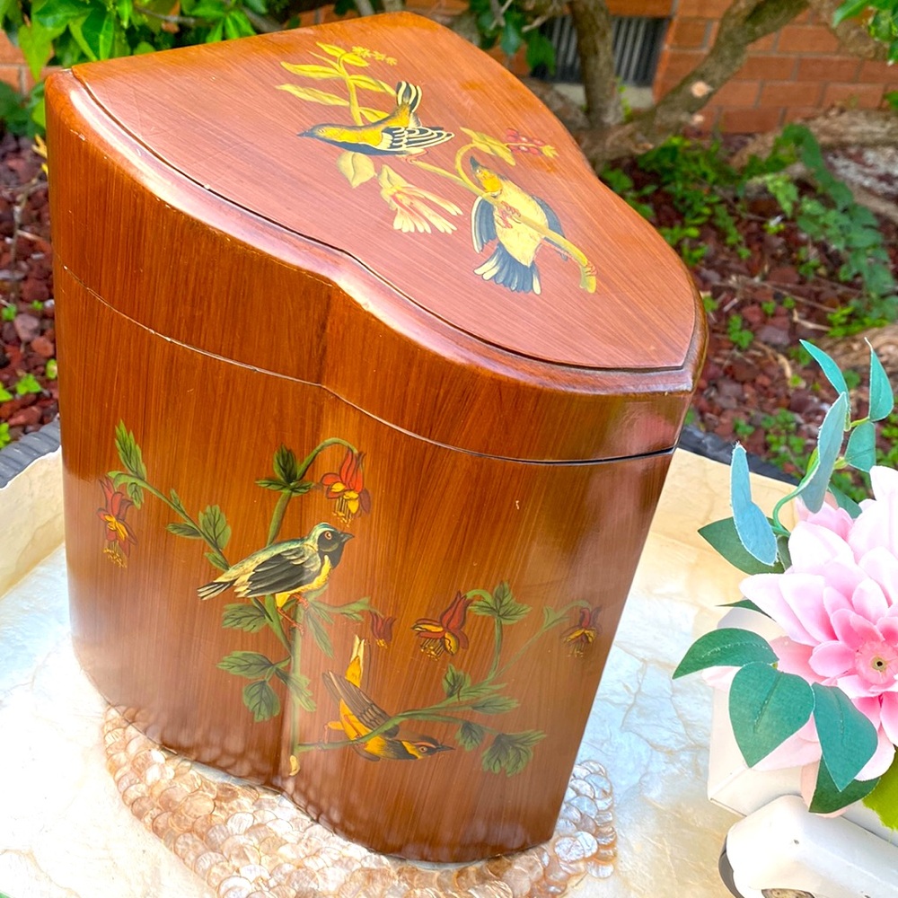 Box shaped like an acorn; bird design; vintage; storage . Beautiful shape